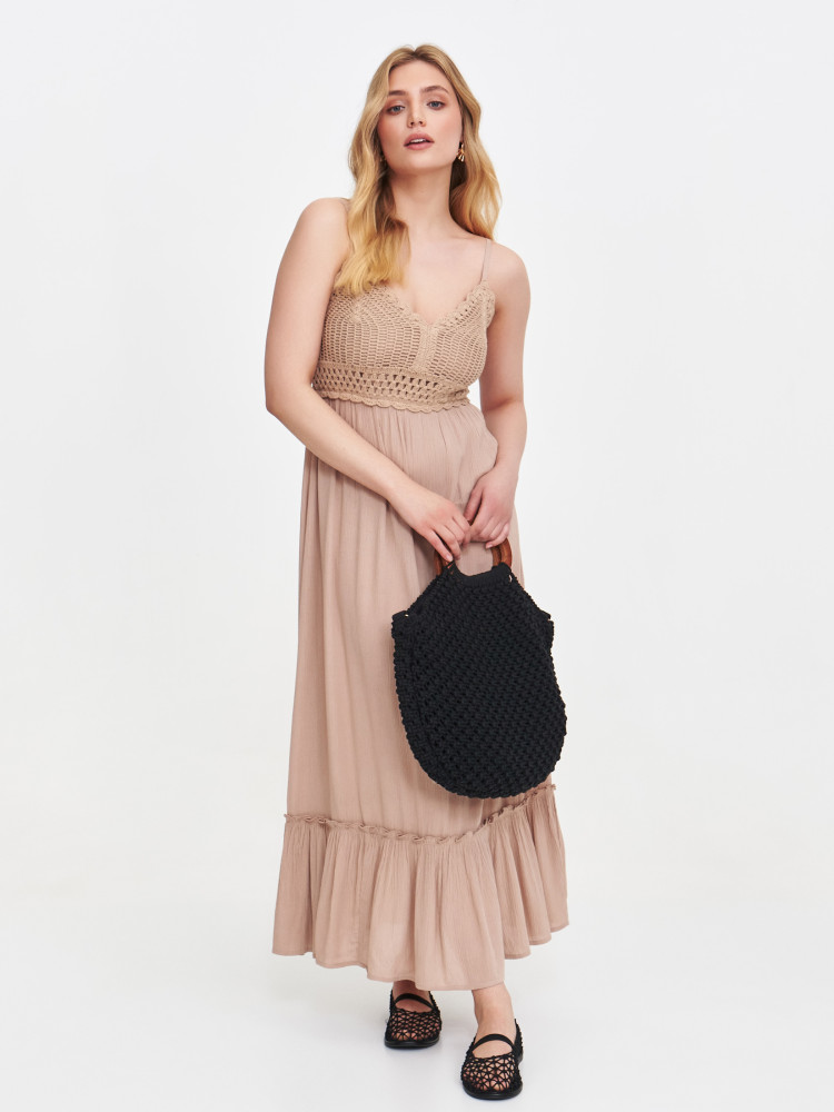 Beżowa sukienka z haftowanym dekoltem 