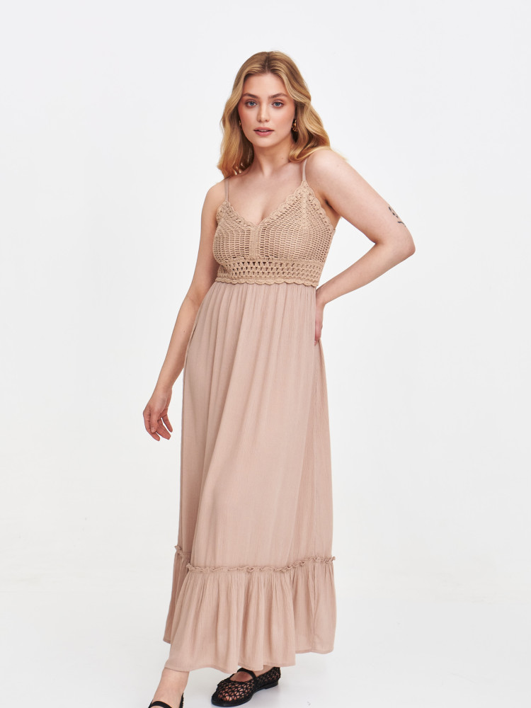 Beżowa sukienka z haftowanym dekoltem 