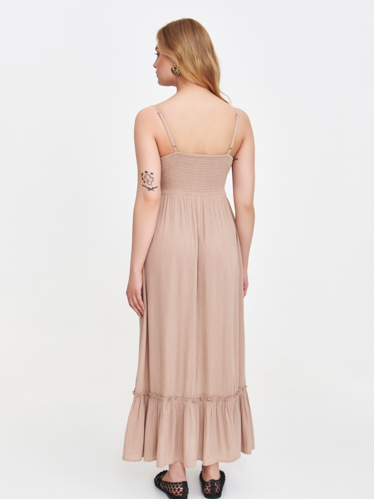 Beżowa sukienka z haftowanym dekoltem 