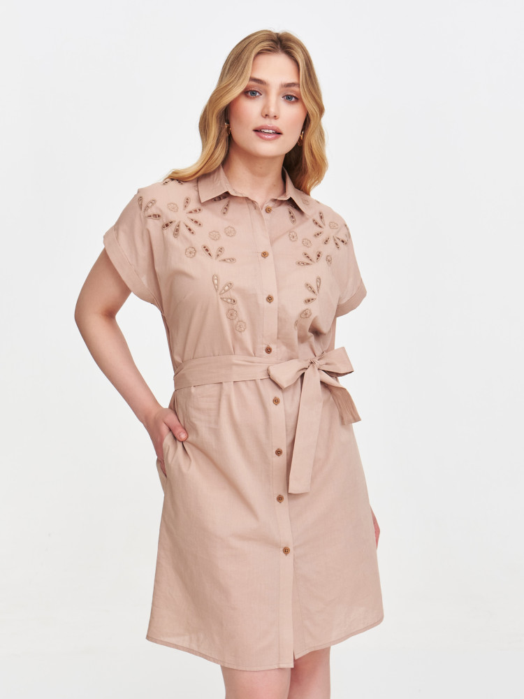 Beżowa sukienka z haftem angielskim 