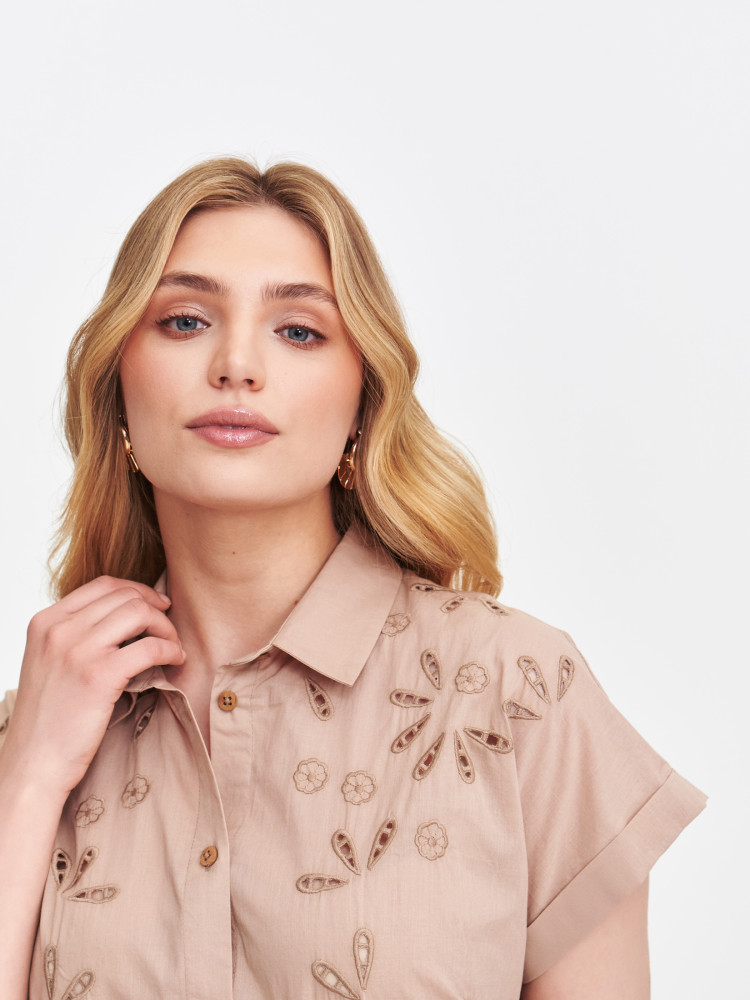 Beżowa sukienka z haftem angielskim 