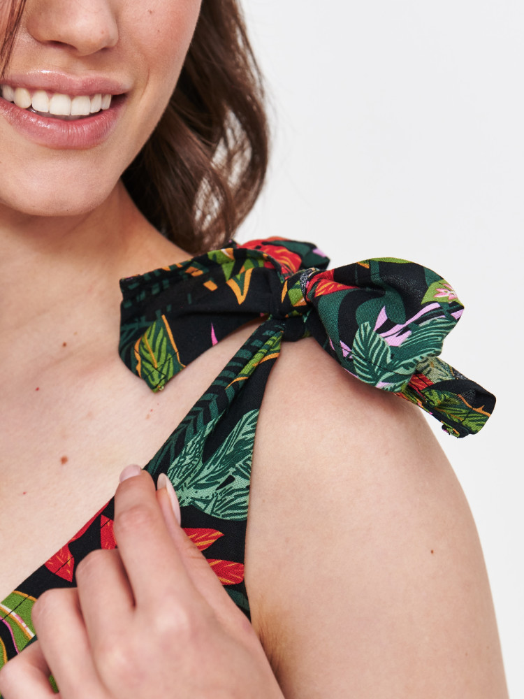 Sukienka z wiązanymi ramiączkami 