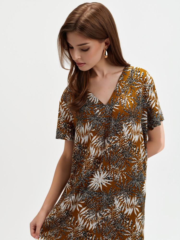 Sukienka o luźnym kroju z tropikalnym motywem 