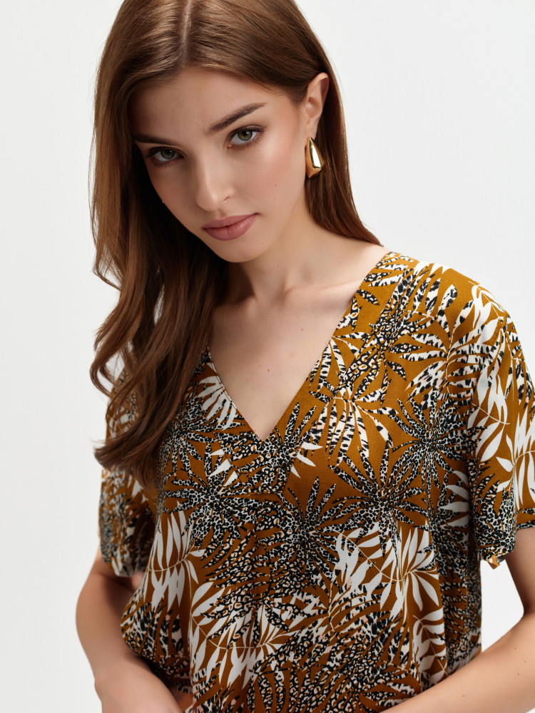 Sukienka o luźnym kroju z tropikalnym motywem 