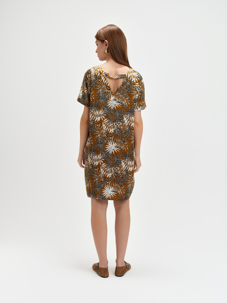 Sukienka o luźnym kroju z tropikalnym motywem 