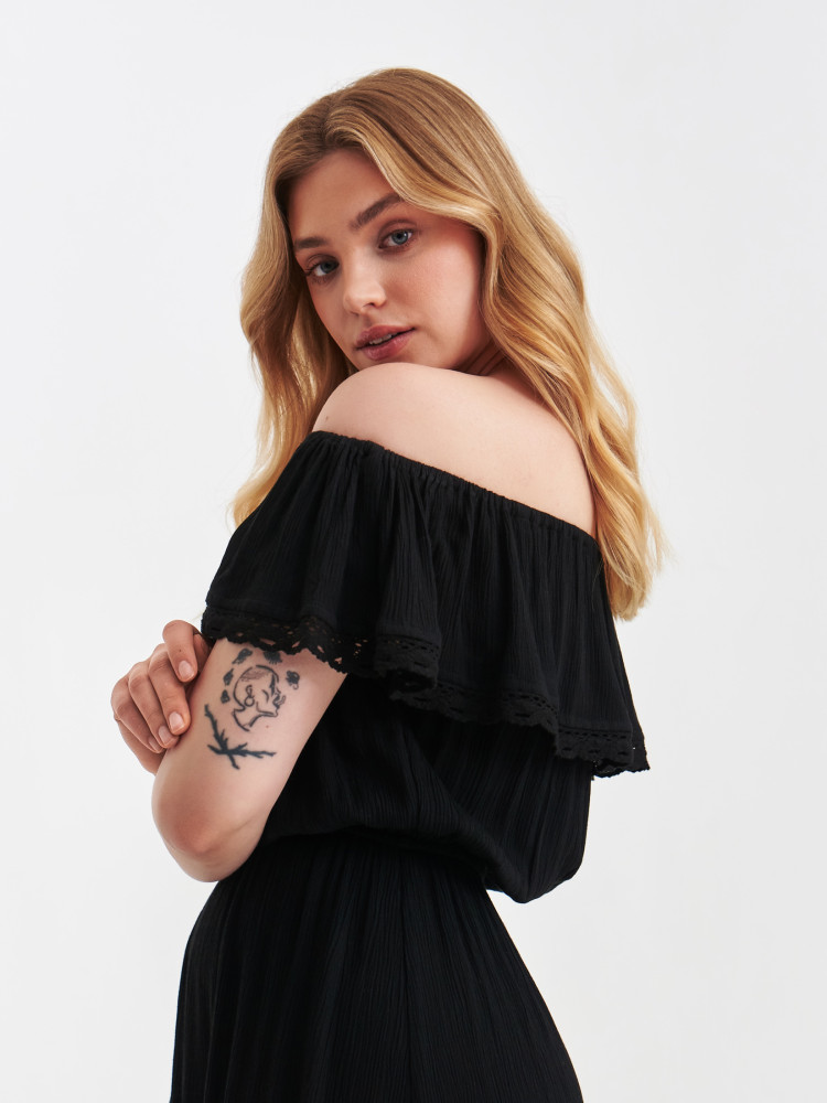 Czarna sukienka typu hiszpanka 