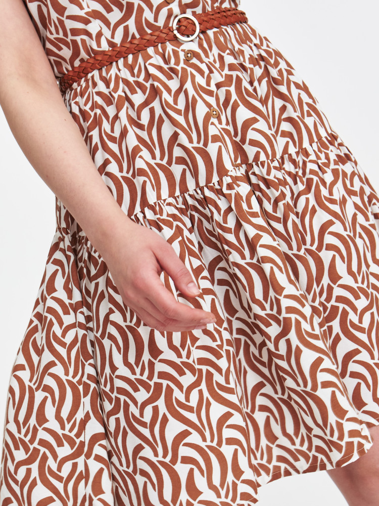 Wzorzysta sukienka z plecionym paskiem 