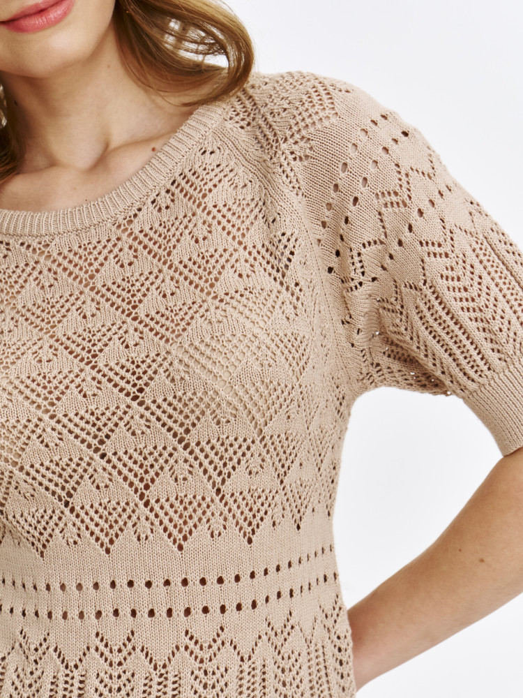 Beżowy sweter z ażurowym haftem 