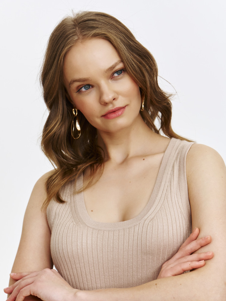 Beżowy top sweterkowy 