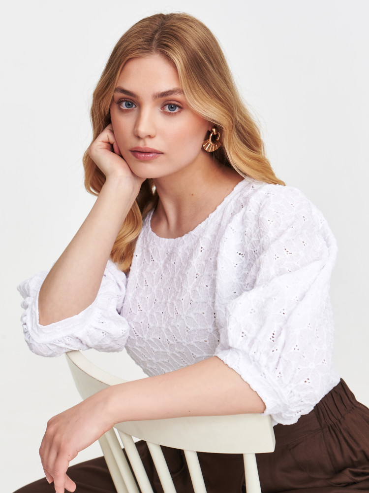 Biała bluzka z ozdobnym haftem 