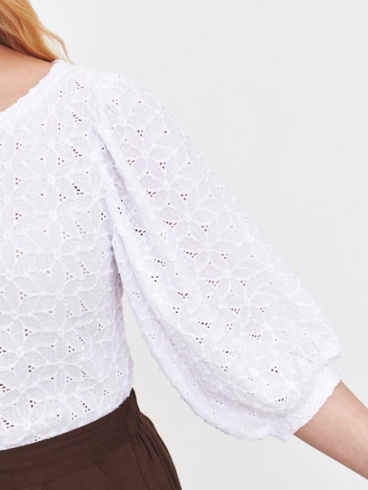 Biała bluzka z ozdobnym haftem 