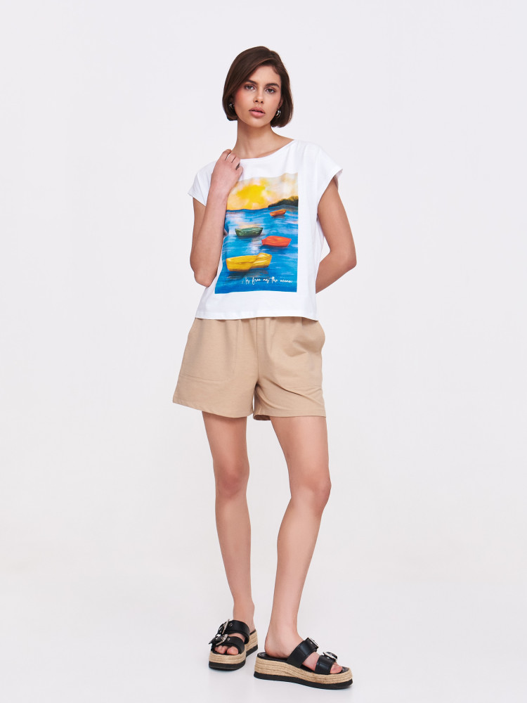 Biały t-shirt z artystycznym nadrukiem 