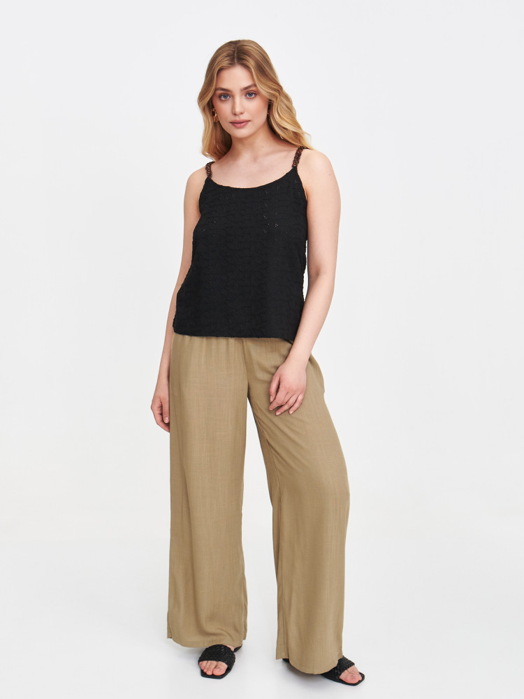 Czarny top z haftowanymi elementami  Czarny top z haftowanymi elementami