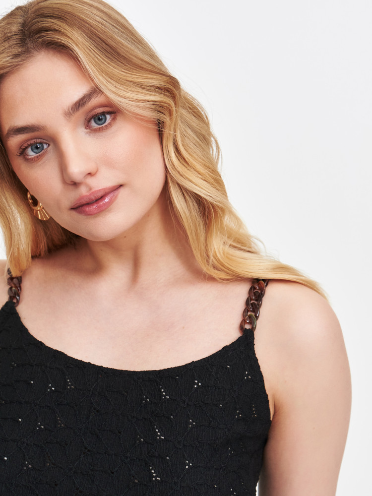 Czarny top z haftowanymi elementami  Czarny top z haftowanymi elementami