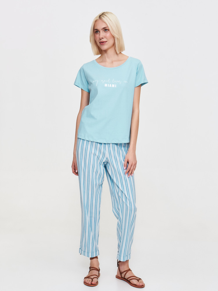 Błękitny t-shirt z napisem