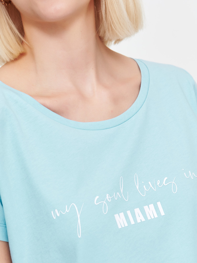 Błękitny t-shirt z napisem