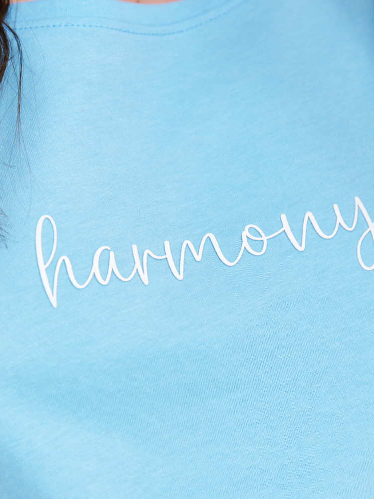 Błękitny top z napisem 