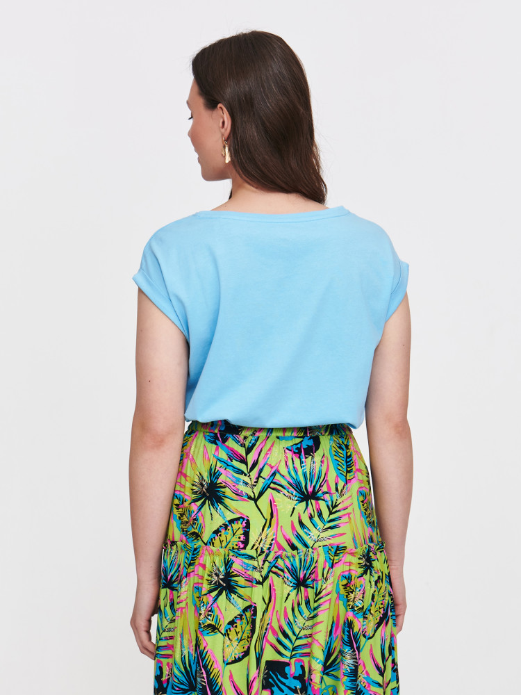 Błękitny top z napisem 