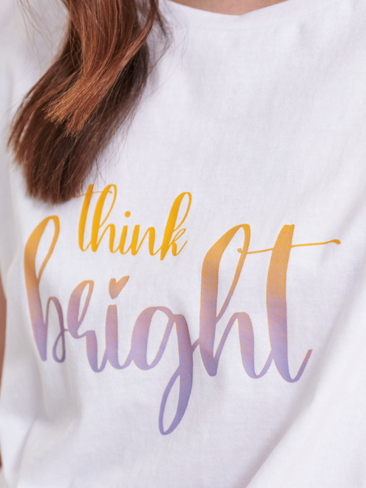 Biały top z kolorowym napisem 