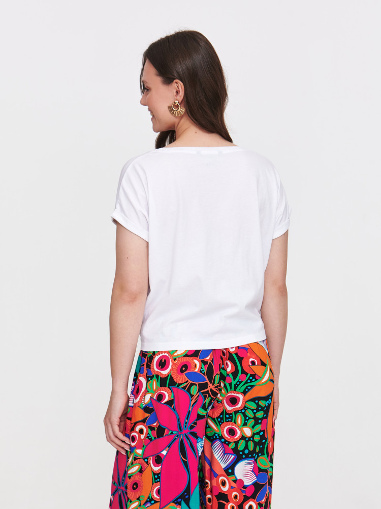 Biały top z kolorowym napisem 