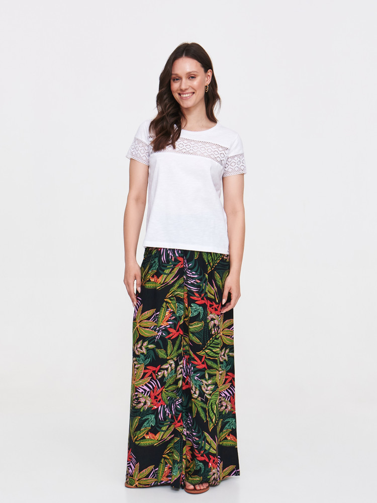 Biały top z koronkowymi rękawami 