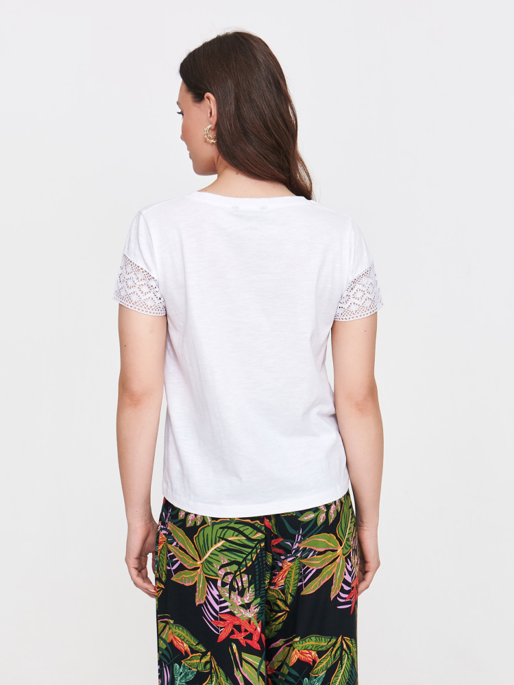 Biały top z koronkowymi rękawami 