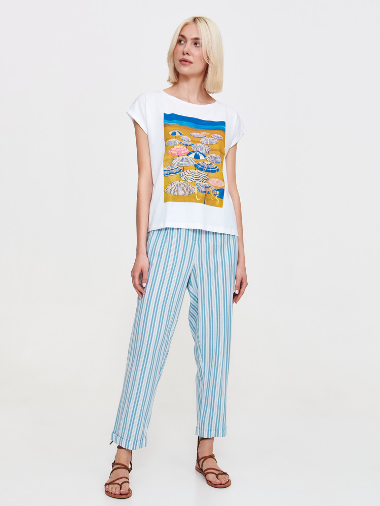 Biały t-shirt z wakacyjnym motywem 