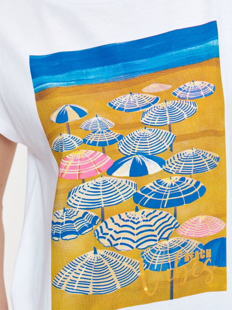 Biały t-shirt z wakacyjnym motywem 