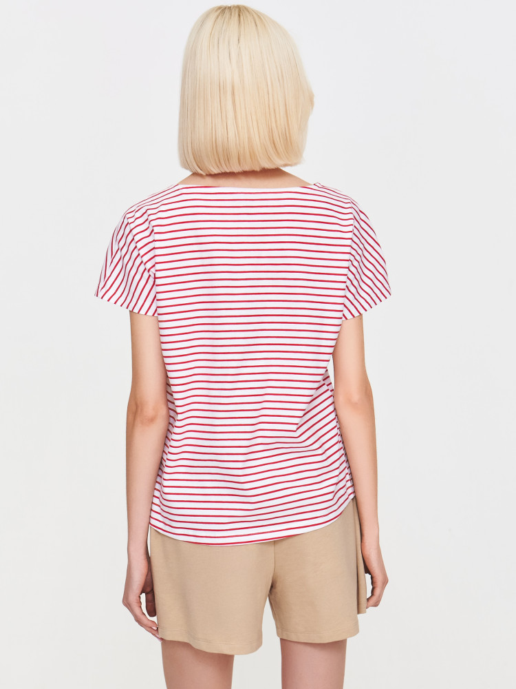 Top w czerwone paski z napisem 