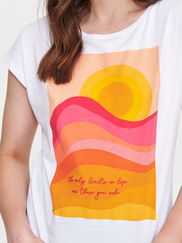 Top o prostym kroju z nadrukiem 