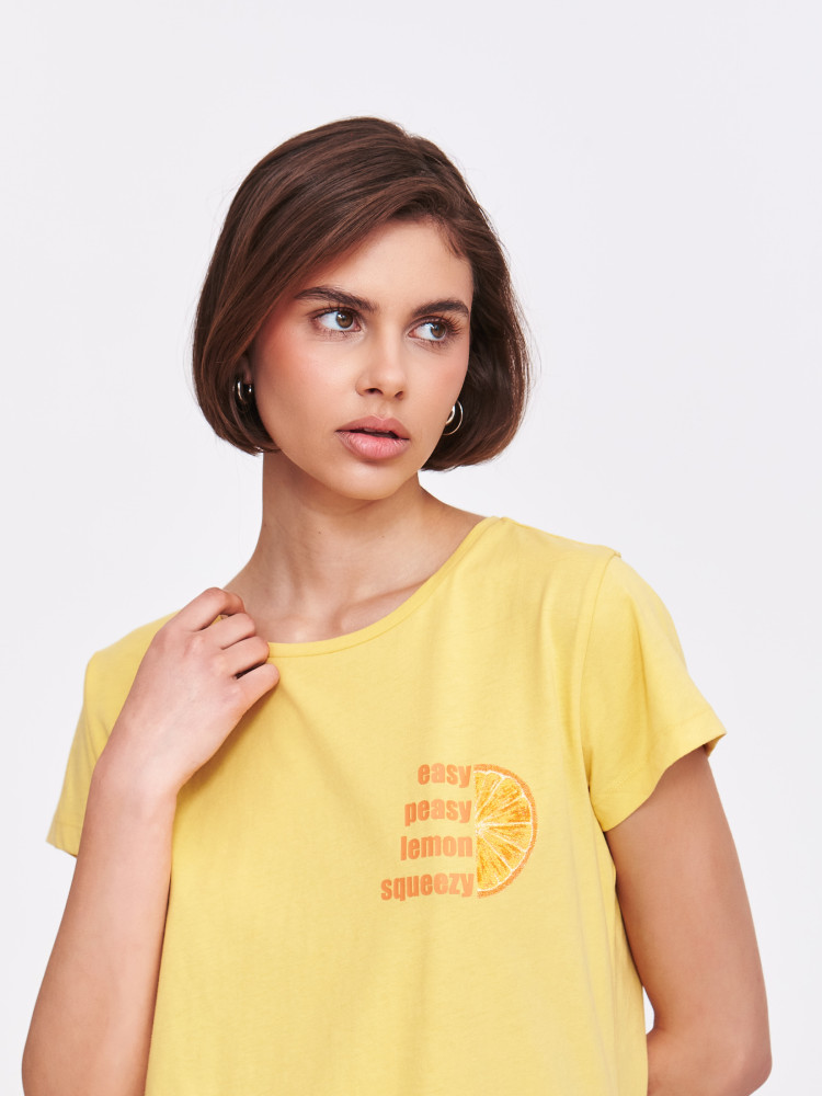 Żółty t-shirt z delikatnym nadrukiem 