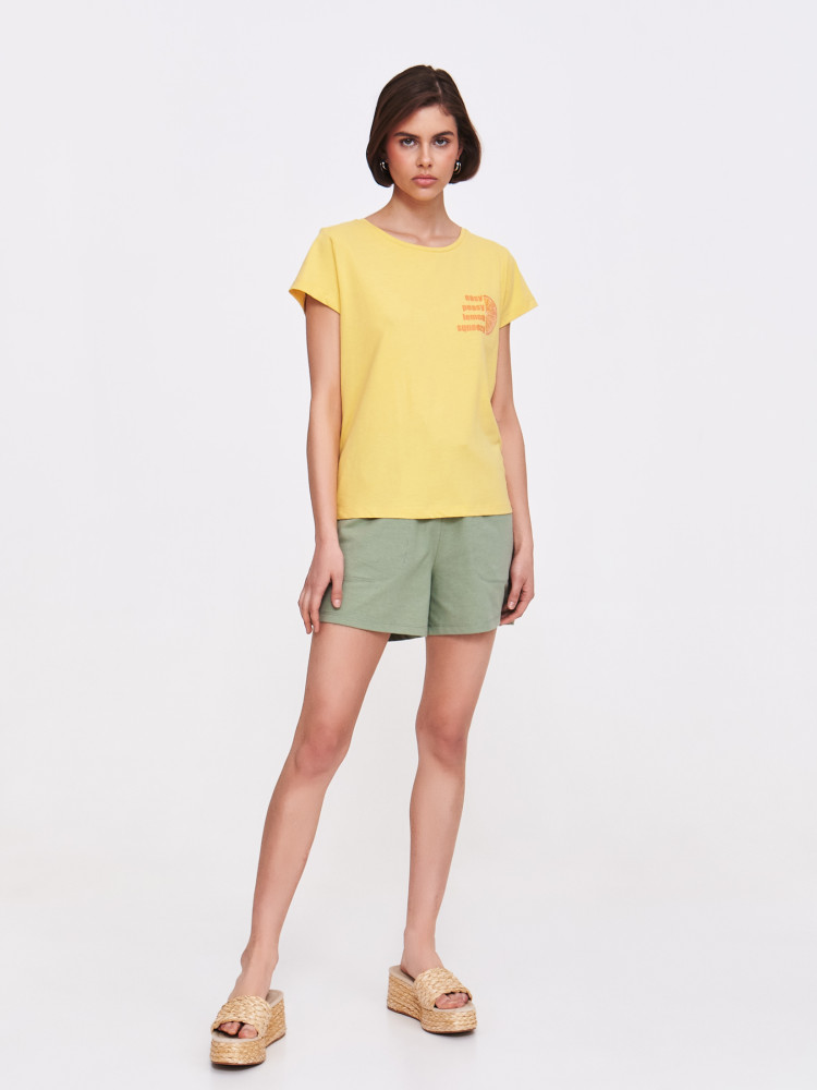 Żółty t-shirt z delikatnym nadrukiem 