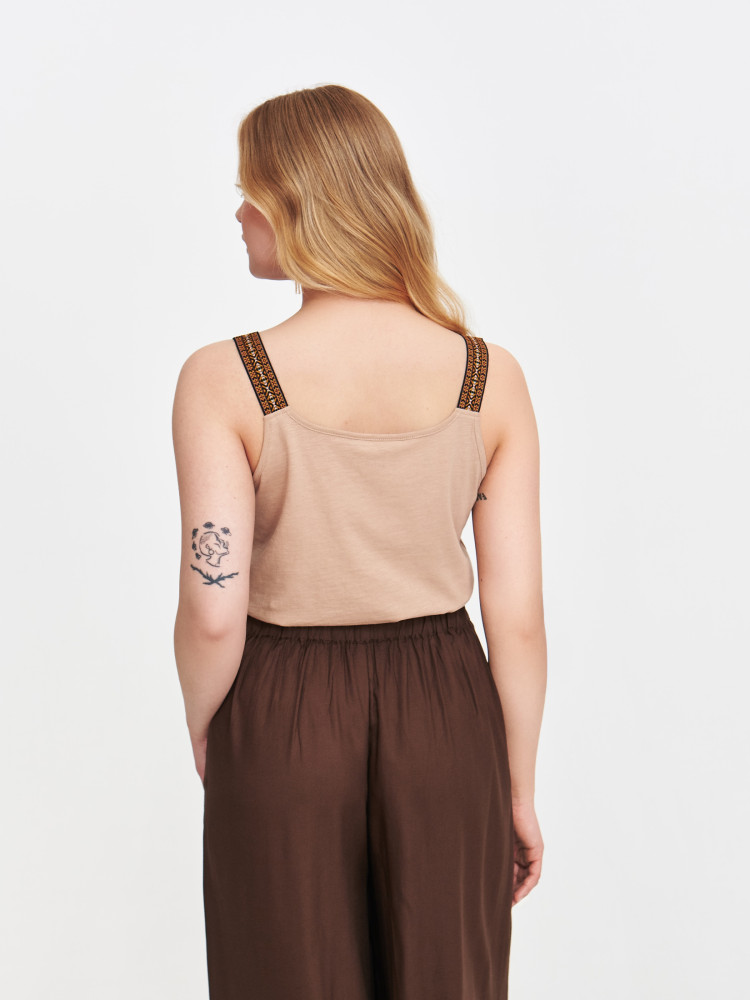 Beżowy top na ozdobnych ramiączkach 