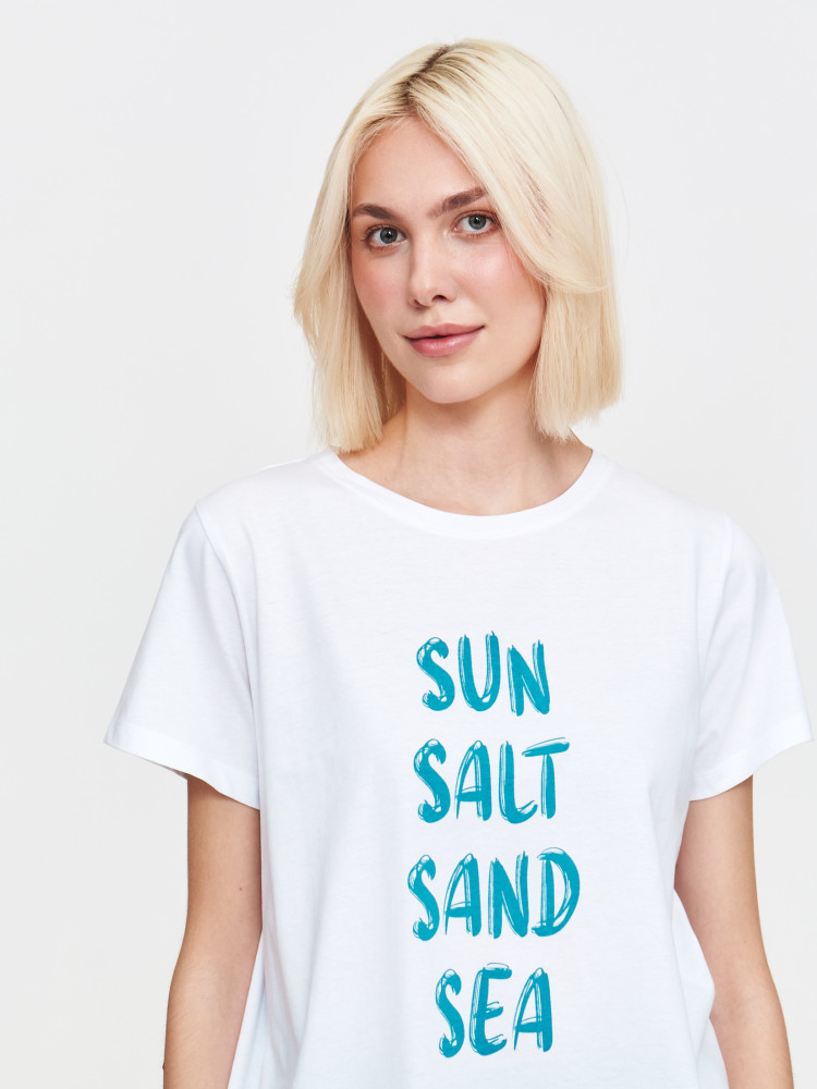 Biały top z niebieskimi napisami 