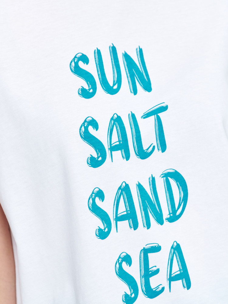 Biały top z niebieskimi napisami 