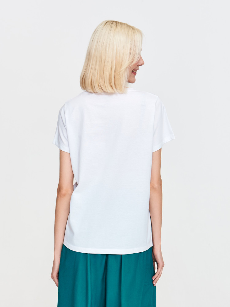 Biały top z niebieskimi napisami 