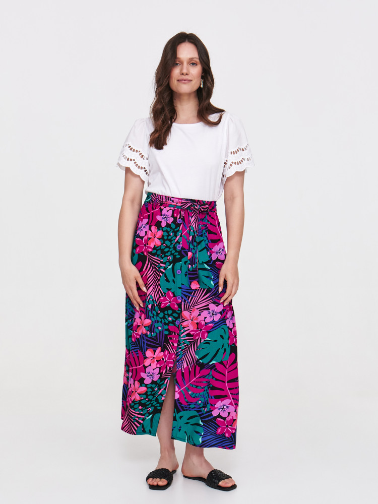 Top z haftem na rękawach 