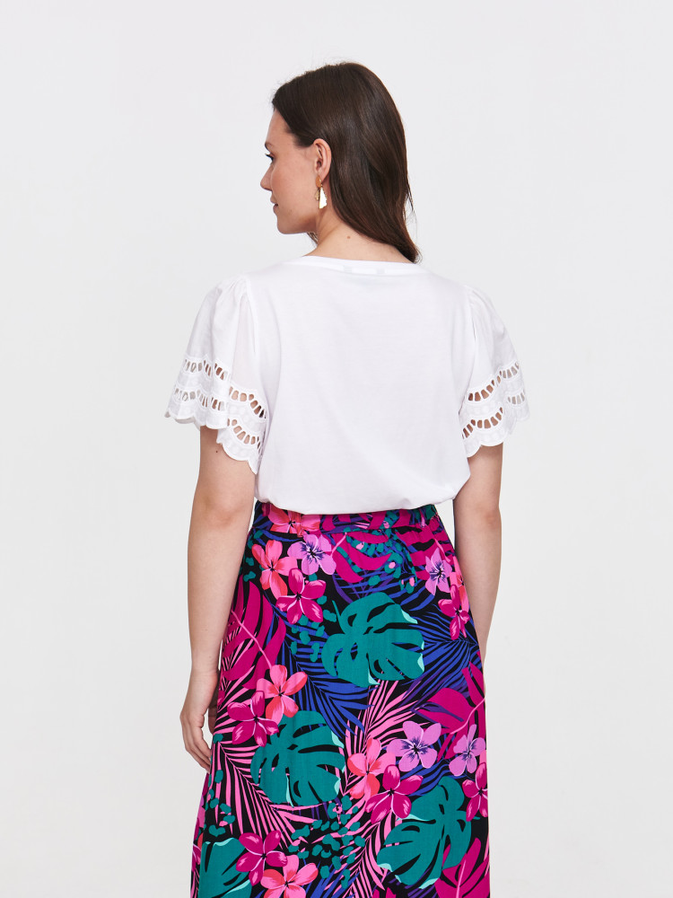 Top z haftem na rękawach 