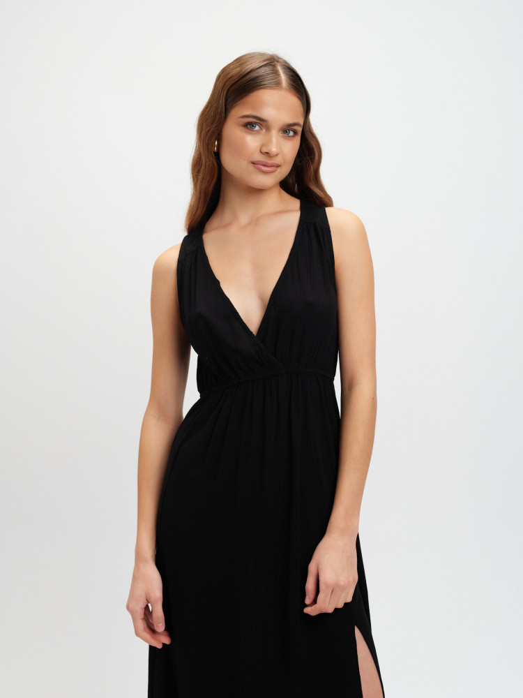 Czarna sukienka z głębokim dekoltem 