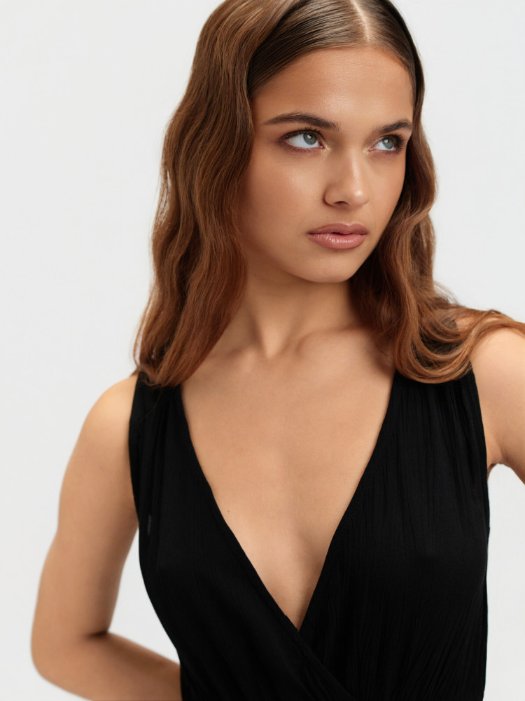 Czarna sukienka z głębokim dekoltem 