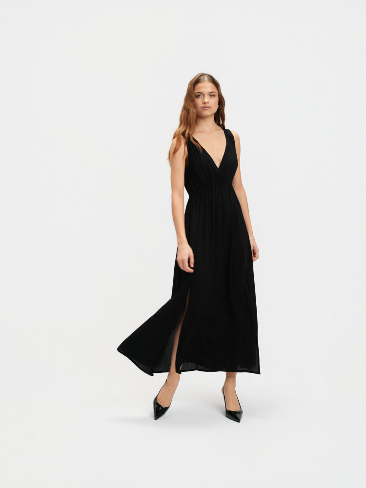 Czarna sukienka z głębokim dekoltem 