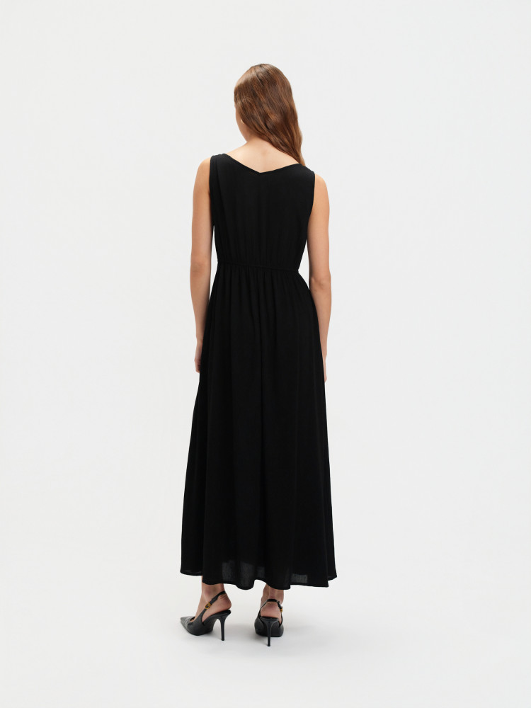 Czarna sukienka z głębokim dekoltem 