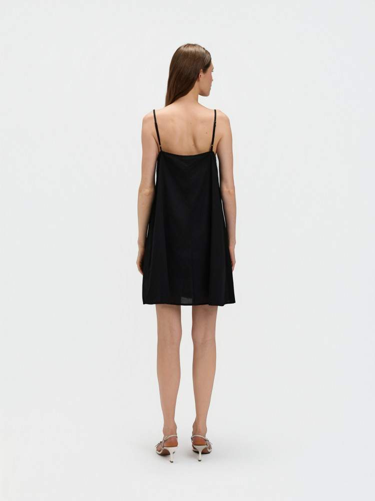 Zwiewna sukienka na ramiączkach 