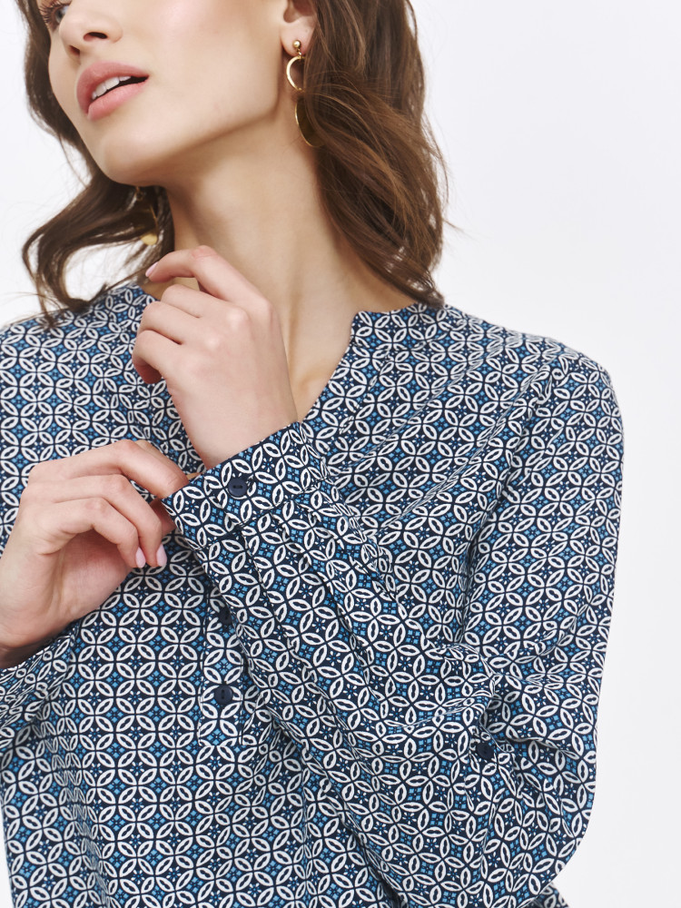 Wzorzysta bluzka na delikatnej stójce  Wzorzysta bluzka na delikatnej stójce