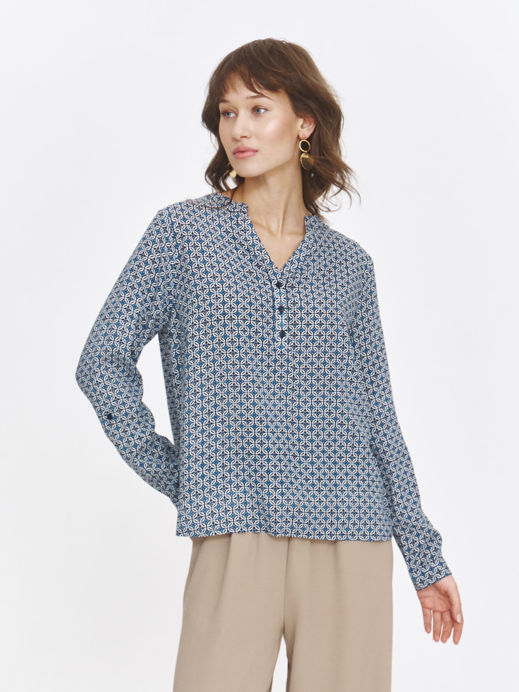 Wzorzysta bluzka na delikatnej stójce  Wzorzysta bluzka na delikatnej stójce