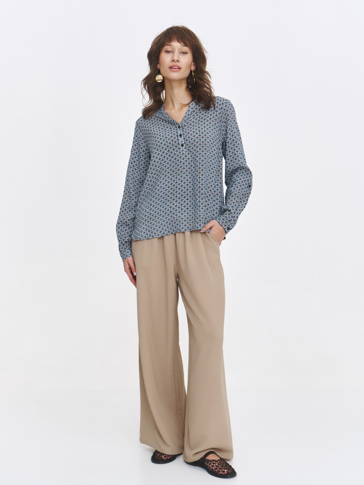 Wzorzysta bluzka na delikatnej stójce  Wzorzysta bluzka na delikatnej stójce