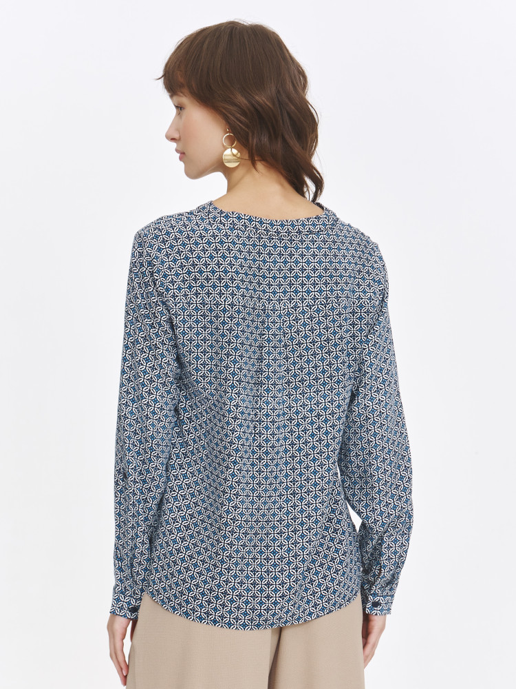 Wzorzysta bluzka na delikatnej stójce  Wzorzysta bluzka na delikatnej stójce