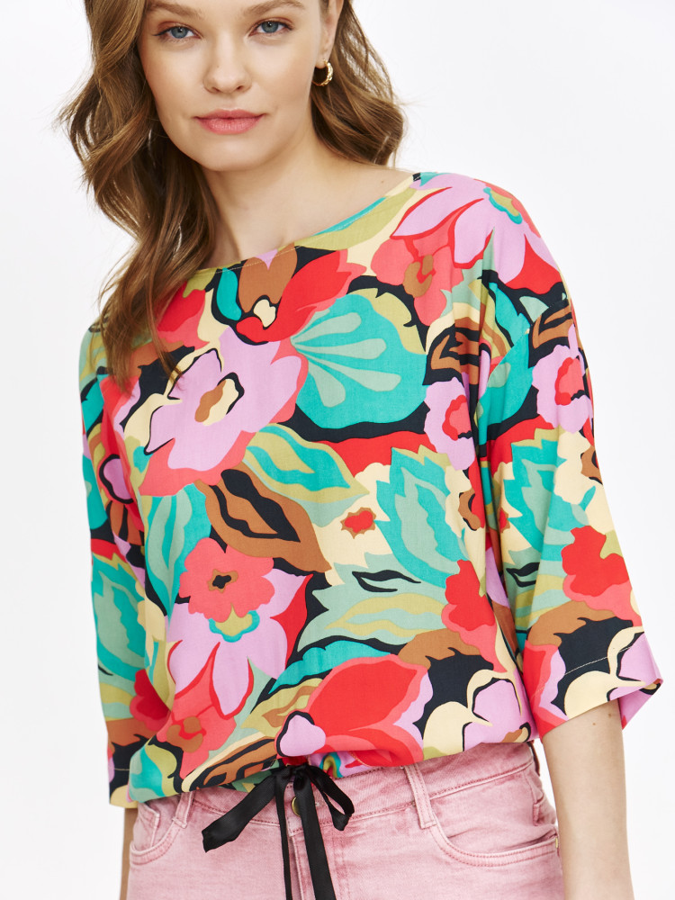 Bluzka w kwiaty ze ściągaczem u dołu 
