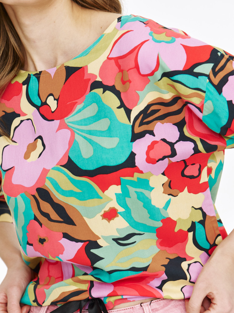 Bluzka w kwiaty ze ściągaczem u dołu 