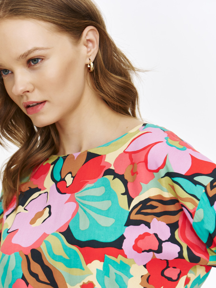 Bluzka w kwiaty ze ściągaczem u dołu 